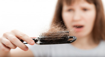 ریزش مو: چه علل و عواملی خطر ریزش مو را افزایش می دهند؟