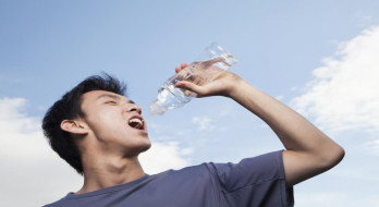 نوشیدن آب بیشتر مصرف قند، نمک و چربی های اشباع شده را کاهش می دهد.