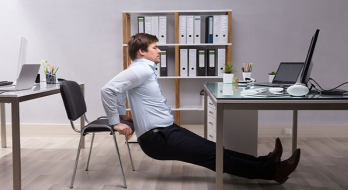حرکات کششی برای رفع خستگی پشت میز نشستن