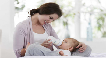 دانستنی‌هایی درباره تغذیه نوزاد با شیشه شیر